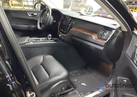 2023 Volvo Xc60 Plus Dark Theme z USA, uszkodzony, nr VIN YV4L12RW7P1288940